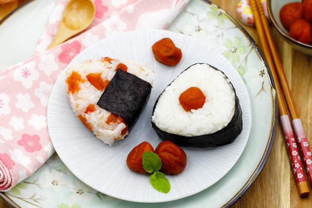Schnell und einfach Onigiri selber machen: 5 einfache Schritte Schnell und einfach Onigiri selber machen: 5 einfache Schritte