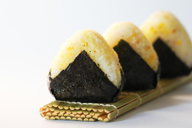 Selbstgemachte Onigiri: Japanische Reisbällchen für unterwegs Selbstgemachte Onigiri: Japanische Reisbällchen für unterwegs