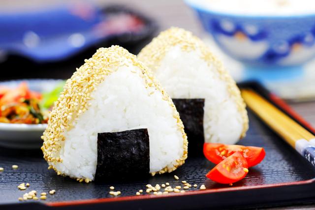 Japanische Reisbällchen selbst gemacht: Schritt-für-Schritt-Anleitung Japanische Reisbällchen selbst gemacht: Schritt-für-Schritt-Anleitung