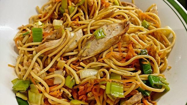 Schnelle und köstliche Mittagsgerichte von Chefkoch: Chinesische Nudeln, vegetarische Lasagne und mehr Schnelle und köstliche Mittagsgerichte von Chefkoch: Chinesische Nudeln, vegetarische Lasagne und mehr