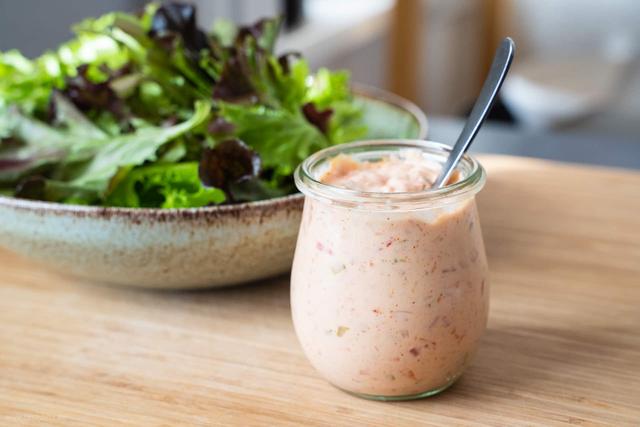 Genieße den vollen Geschmack mit selbstgemachtem Salatdressing Genieße den vollen Geschmack mit selbstgemachtem Salatdressing