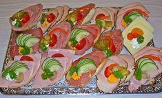 Kreative Ideen für eine selbstgemachte Schnittchenplatte mit Röschen-Dekoration