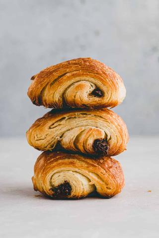 Backen wie ein Profi: So gelingen dir perfekte Schokocroissants zu Hause Backen wie ein Profi: So gelingen dir perfekte Schokocroissants zu Hause
