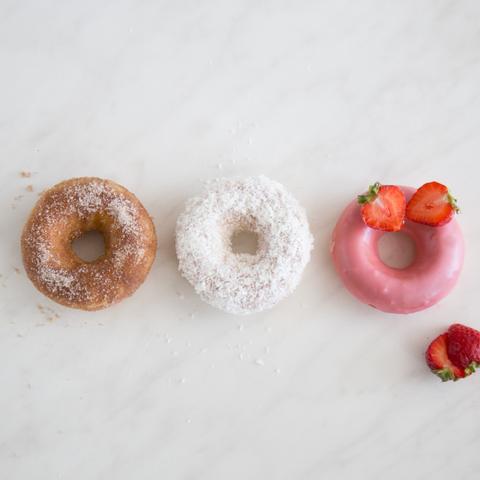 Backe deine eigenen Donuts mit diesem einfachen Rezept Backe deine eigenen Donuts mit diesem einfachen Rezept