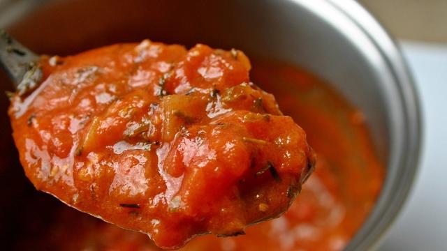 Tomatensoße selber machen: Ein mediterranes Grundrezept Tomatensoße selber machen: Ein mediterranes Grundrezept