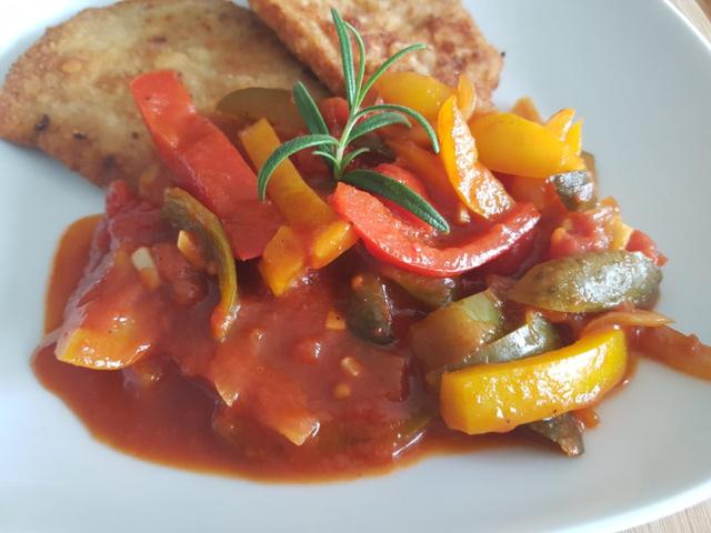 Frische Zutaten für eine köstliche selbstgemachte Zigeunersoße Frische Zutaten für eine köstliche selbstgemachte Zigeunersoße