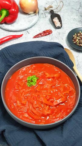 Einfache Zubereitung einer selbstgemachten Zigeunersoße mit frischen Paprika Einfache Zubereitung einer selbstgemachten Zigeunersoße mit frischen Paprika