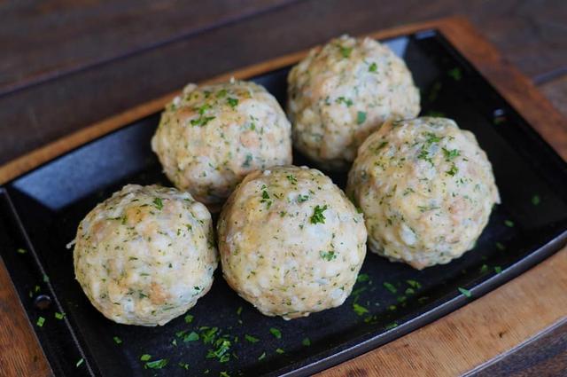 Abwandlungen für herzhafte Semmelknödel nach eigenem Geschmack