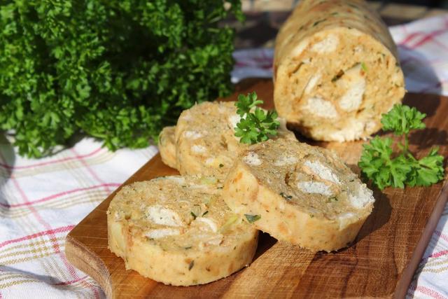 Selbermachen statt kaufen: Leckere Serviettenknödel einfach zubereiten