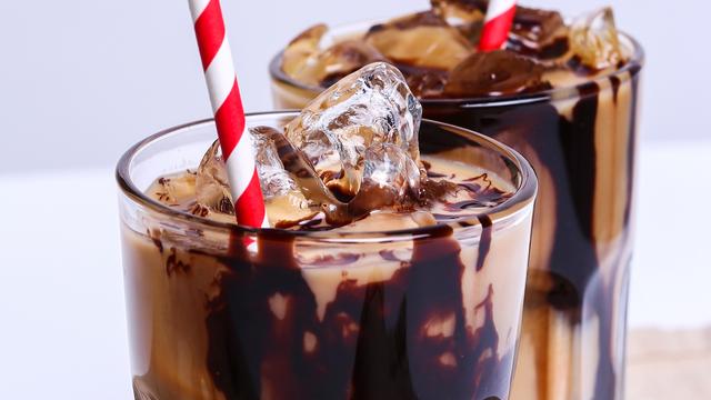 Vegane Variante: Eisschokolade mit Hafermilch und veganem Eis selber machen Vegane Variante: Eisschokolade mit Hafermilch und veganem Eis selber machen