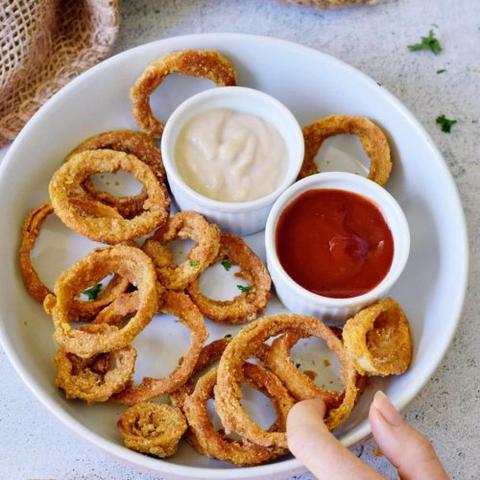 Vielseitige Snack-Idee: Selber gebackene Zwiebelringe