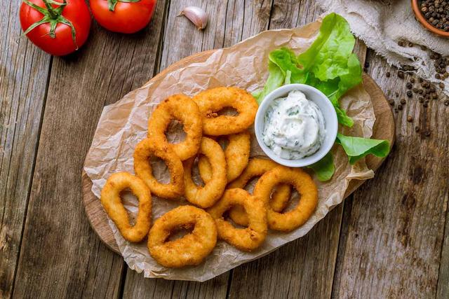 Leckere Beilage: Selbergemachte Zwiebelringe