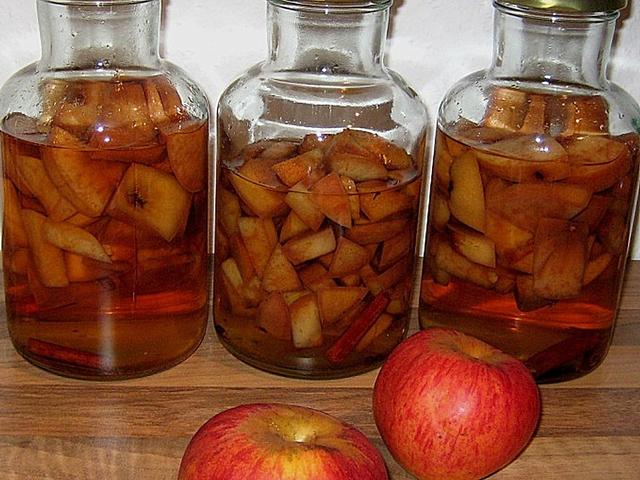 Einfaches Rezept für hausgemachten Apfelschnaps Einfaches Rezept für hausgemachten Apfelschnaps