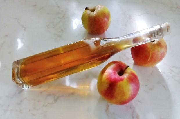 Leckeres Rezept für selbstgemachten Apfelschnaps Leckeres Rezept für selbstgemachten Apfelschnaps