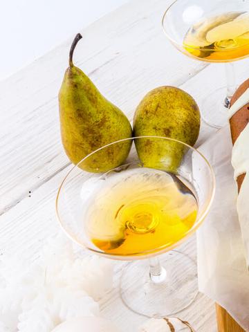 Köstlicher Birnenlikör aus frisch geernteten Birnen selbst gemacht Köstlicher Birnenlikör aus frisch geernteten Birnen selbst gemacht