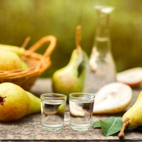 Genussvolles Mitbringsel: Rezept für selbstgemachten Birnenlikör Genussvolles Mitbringsel: Rezept für selbstgemachten Birnenlikör