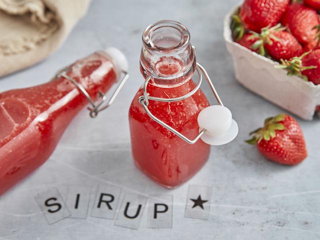 Genussvoller Erdbeersirup aus eigener Herstellung