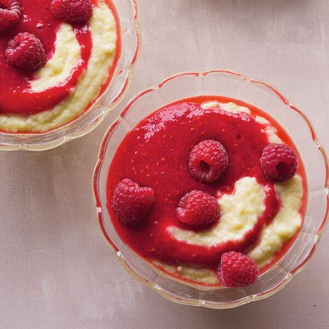 Süße Versuchung: Geniales Mousse au chocolat-Rezept mit Himbeeren und Preiselbeeren Süße Versuchung: Geniales Mousse au chocolat-Rezept mit Himbeeren und Preiselbeeren