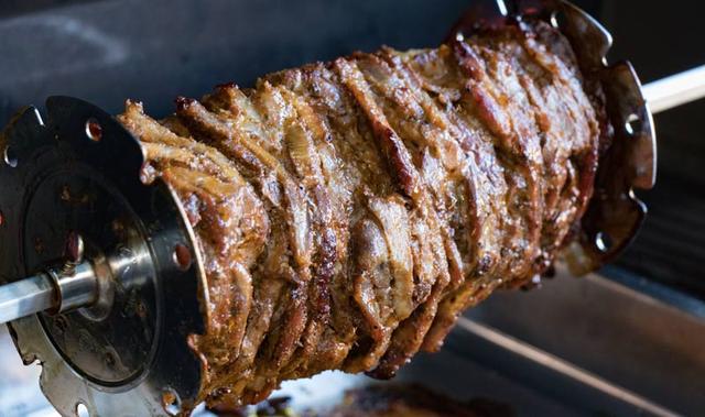 Schritt-für-Schritt Anleitung: So gelingen perfekte Gyrosspieße vom Drehspieß Schritt-für-Schritt Anleitung: So gelingen perfekte Gyrosspieße vom Drehspieß