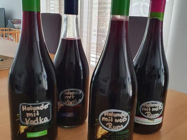 Genussvolle Variationen mit selbstgemachtem Holunderlikör Genussvolle Variationen mit selbstgemachtem Holunderlikör