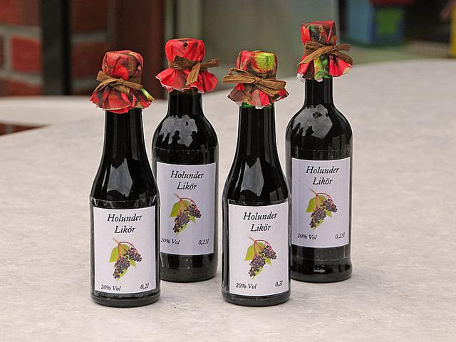 Große Mengen: Selbstgemachter Holunderlikör zum Verschenken Große Mengen: Selbstgemachter Holunderlikör zum Verschenken