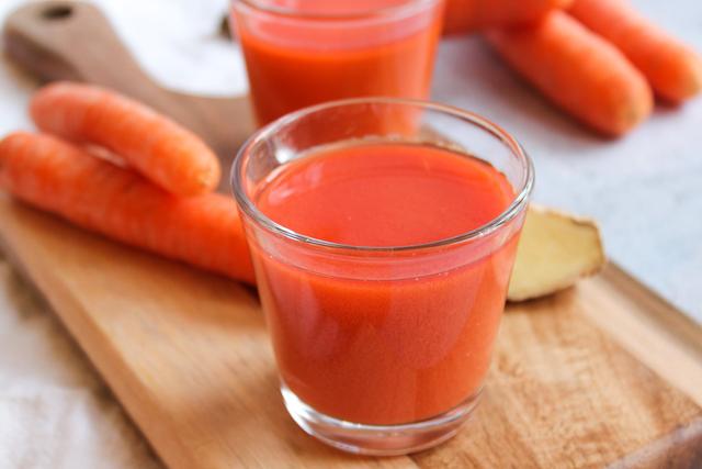 Gesunder Genuss: Karottensaft selbstgemacht und ohne Entsafter Gesunder Genuss: Karottensaft selbstgemacht und ohne Entsafter