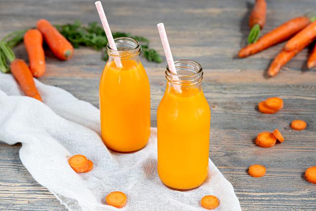 Gesundes Powergetränk: Karottensaft ganz einfach selbst herstellen Gesundes Powergetränk: Karottensaft ganz einfach selbst herstellen
