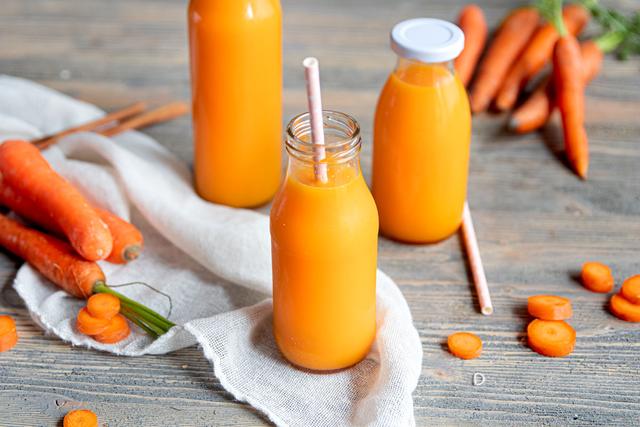 Einfache Anleitung: Karottensaft selber machen ohne Entsafter Einfache Anleitung: Karottensaft selber machen ohne Entsafter