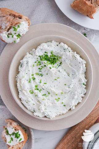 Selbstgemachter Kräuterfrischkäse: Frische Zutaten und einfache Zubereitung