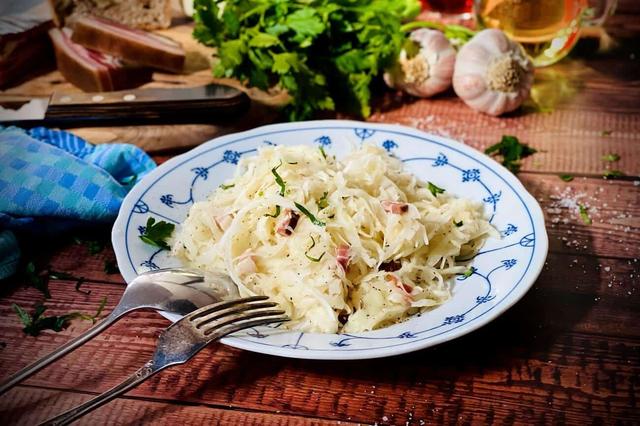 Ein Klassiker: Krautsalat wie von Oma gemacht Ein Klassiker: Krautsalat wie von Oma gemacht