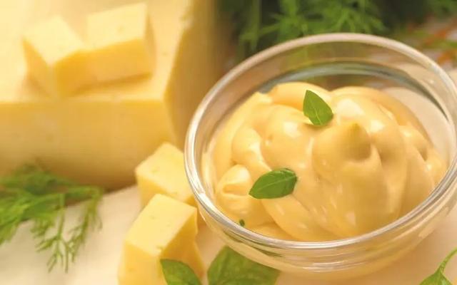 Köstliche Variationen von selbstgemachtem Schmelzkäse Köstliche Variationen von selbstgemachtem Schmelzkäse