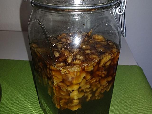 Schritt für Schritt zum selbstgemachten Walnuss Likör: Tipps für die perfekte Lagerung Schritt für Schritt zum selbstgemachten Walnuss Likör: Tipps für die perfekte Lagerung