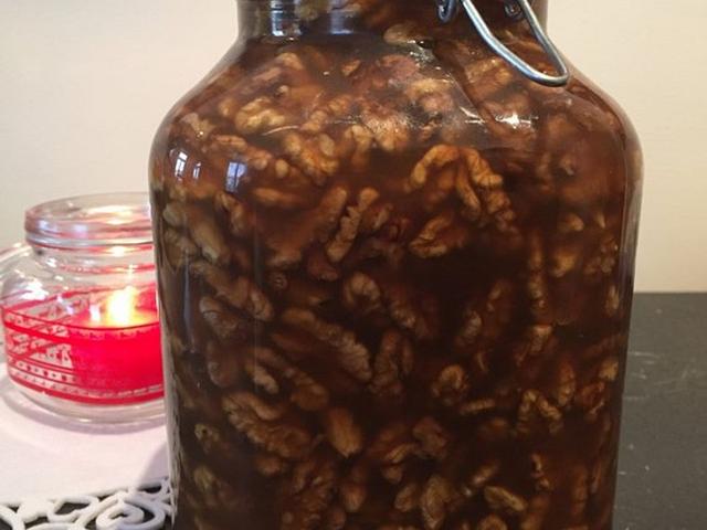 Selbstgemachter Walnuss Likör als Geschenkidee: Freude schenken aus der eigenen Küche Selbstgemachter Walnuss Likör als Geschenkidee: Freude schenken aus der eigenen Küche