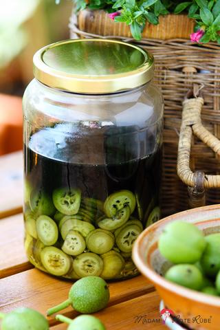 Walnuss Likör selber machen: Ein Rezept mit Geduld und Genuss Walnuss Likör selber machen: Ein Rezept mit Geduld und Genuss