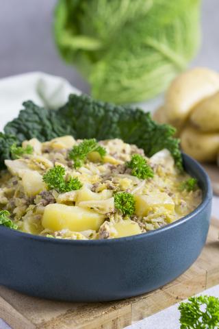 Ein herzhafter Wirsing-Eintopf wie bei Großmutter Ein herzhafter Wirsing-Eintopf wie bei Großmutter