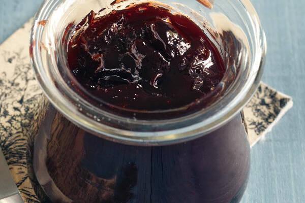 Genussvoller Brotaufstrich aus eigener Herstellung: Apfelkraut selber zubereiten Genussvoller Brotaufstrich aus eigener Herstellung: Apfelkraut selber zubereiten