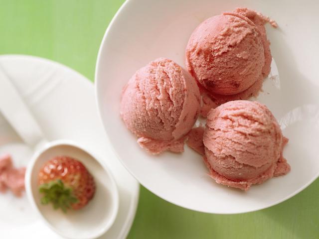 Leckeres Erdbeereis selber machen - Einfaches Rezept für den Sommer