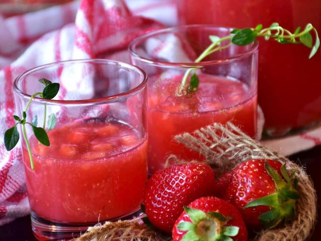 Erfrischender Erdbeerlimes aus eigener Herstellung: Ein Rezept zum Verlieben Erfrischender Erdbeerlimes aus eigener Herstellung: Ein Rezept zum Verlieben