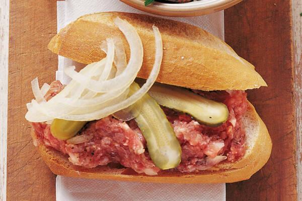 Hackepeter selber machen: Ein traditionelles Rezept für würziges Schweinemett Hackepeter selber machen: Ein traditionelles Rezept für würziges Schweinemett