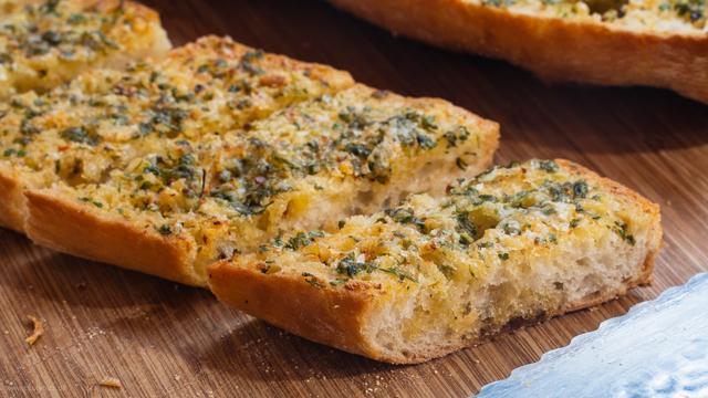 Knoblauchbutter Baguette selber machen: Ein einfacher Genuss für die ganze Familie