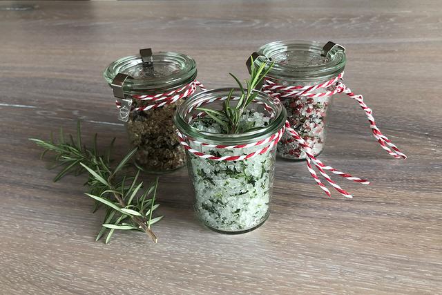 Kreative Geschenkidee: Selbstgemachtes Kräutersalz zum Verschenken Kreative Geschenkidee: Selbstgemachtes Kräutersalz zum Verschenken