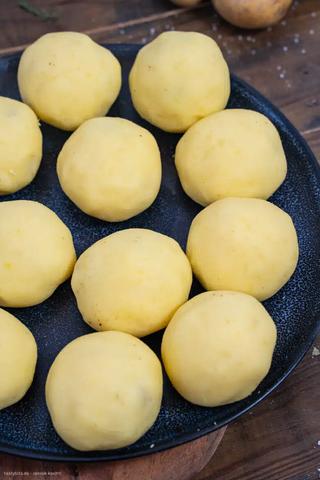 Schritt-für-Schritt Anleitung: Knödel aus gekochten Kartoffeln selber machen Schritt-für-Schritt Anleitung: Knödel aus gekochten Kartoffeln selber machen