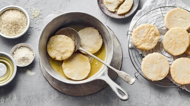 Backen statt kaufen: Mit diesem Rezept zaubern Sie köstliche Reiswaffeln zuhause Backen statt kaufen: Mit diesem Rezept zaubern Sie köstliche Reiswaffeln zuhause