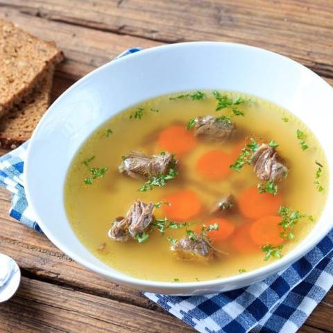 Einfache Zubereitung: Selbstgemachte Rinderbrühe in nur 90 Minuten Einfache Zubereitung: Selbstgemachte Rinderbrühe in nur 90 Minuten