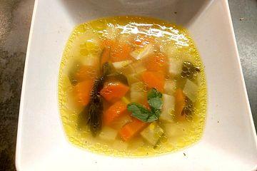 Vielseitig und lecker: Rezepte für selbstgemachte Hühner- und Gemüsebrühe Vielseitig und lecker: Rezepte für selbstgemachte Hühner- und Gemüsebrühe