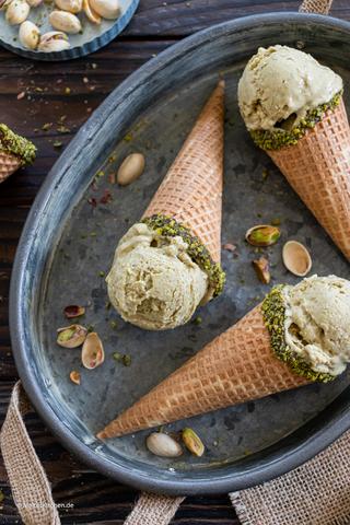 Genieße den natürlichen Geschmack von hausgemachtem Pistazieneis Genieße den natürlichen Geschmack von hausgemachtem Pistazieneis