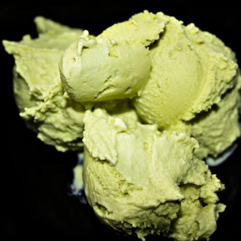 Selbstgemachtes Pistazieneis ohne künstliche Zusatzstoffe Selbstgemachtes Pistazieneis ohne künstliche Zusatzstoffe