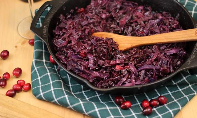 Fruchtiger Apfel-Rotkohl selbst gemacht - die perfekte Beilage für Weihnachten!