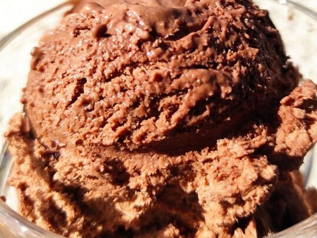 Schnelles Rezept für selbstgemachtes Schokoladeneis ohne Eismaschine Schnelles Rezept für selbstgemachtes Schokoladeneis ohne Eismaschine