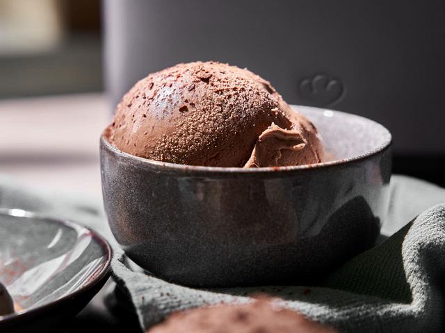 Genießen Sie cremiges Schokoladeneis aus eigener Herstellung Genießen Sie cremiges Schokoladeneis aus eigener Herstellung